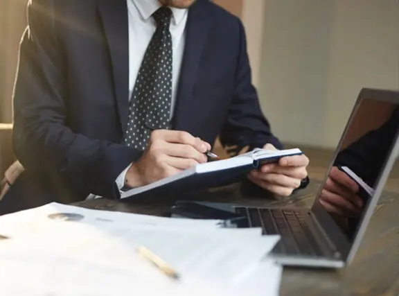Especialista analisando documentos e simulações previdenciárias